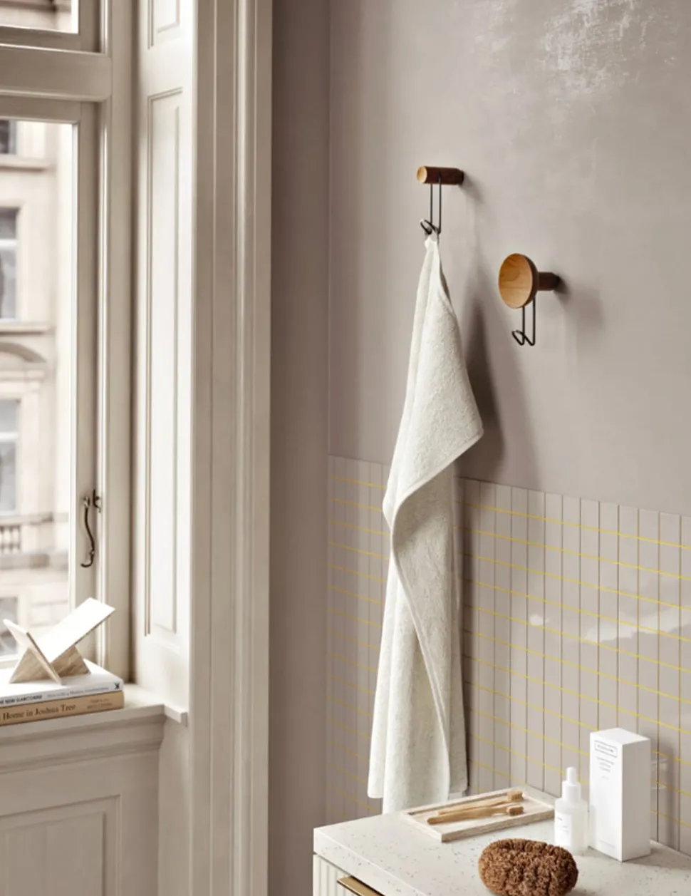 Around Wall Hanger